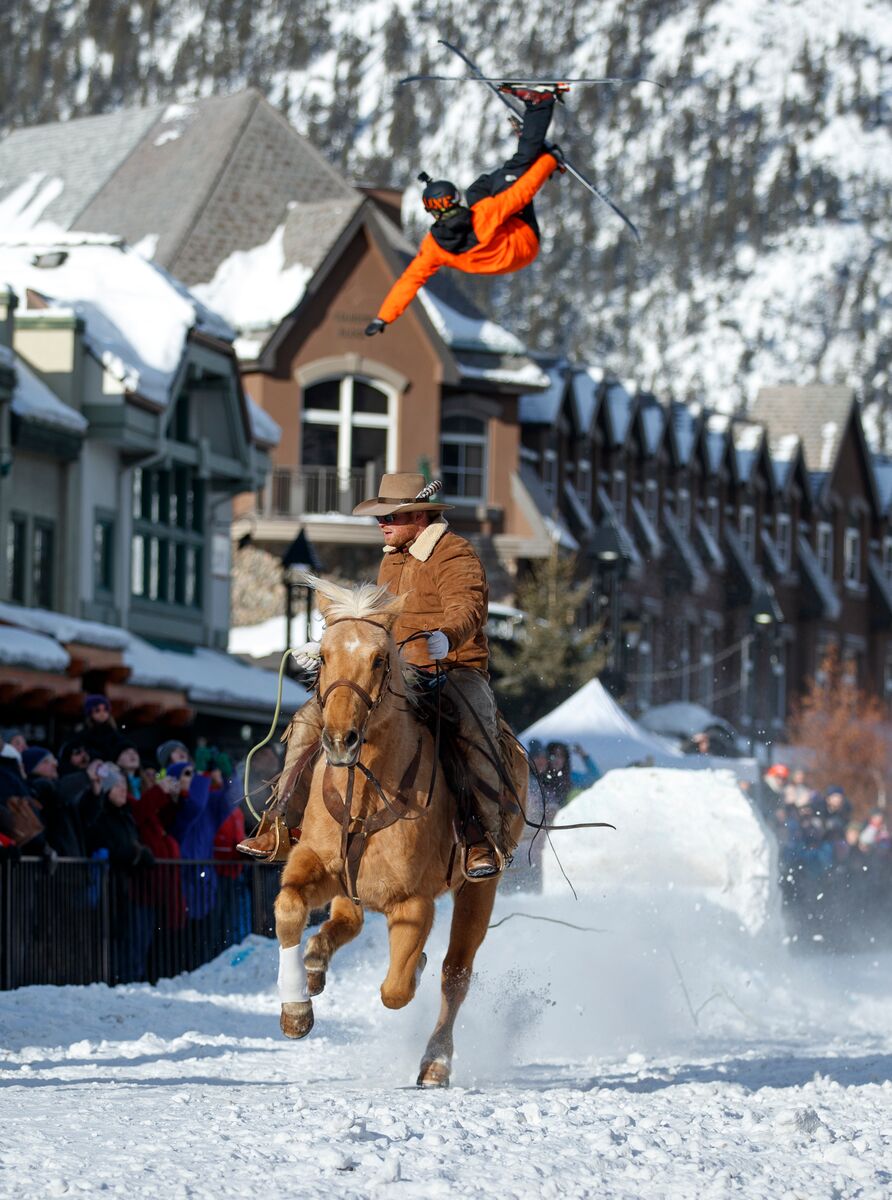 SnowDays Banff Skijoring on Banff Avenue